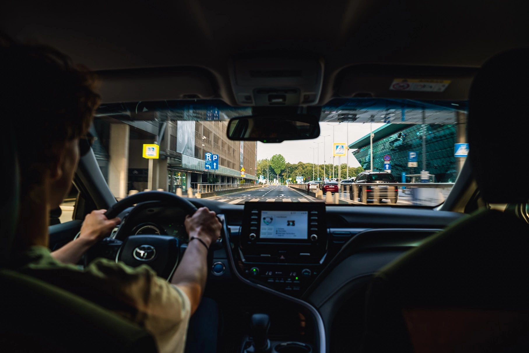 Uber driver using the Uber Driver app